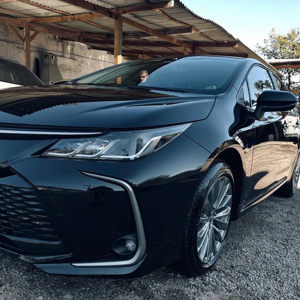 Toyota Corolla preto com pintura brilhante após o acabamento