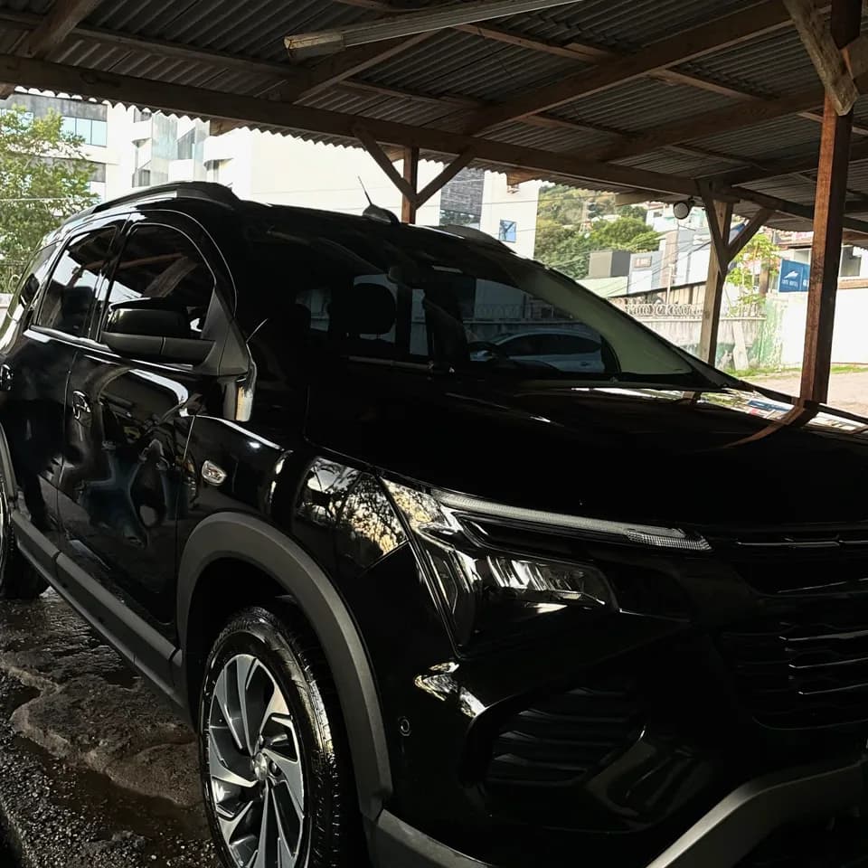 SUV preto limpo e brilhante no box da Lavação Aeroporto